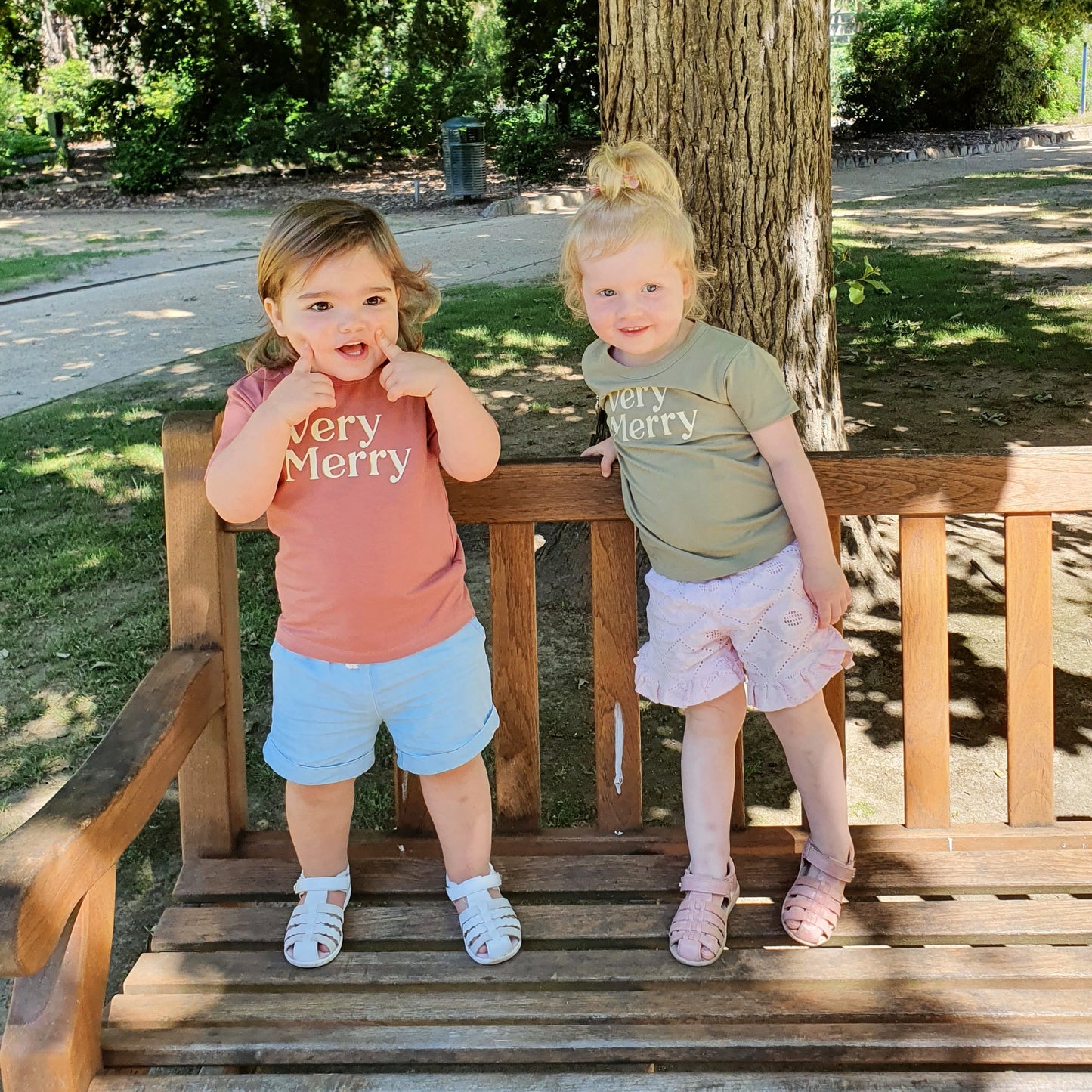 VERY MERRY | KIDS T-SHIRT | SAGE GREEN